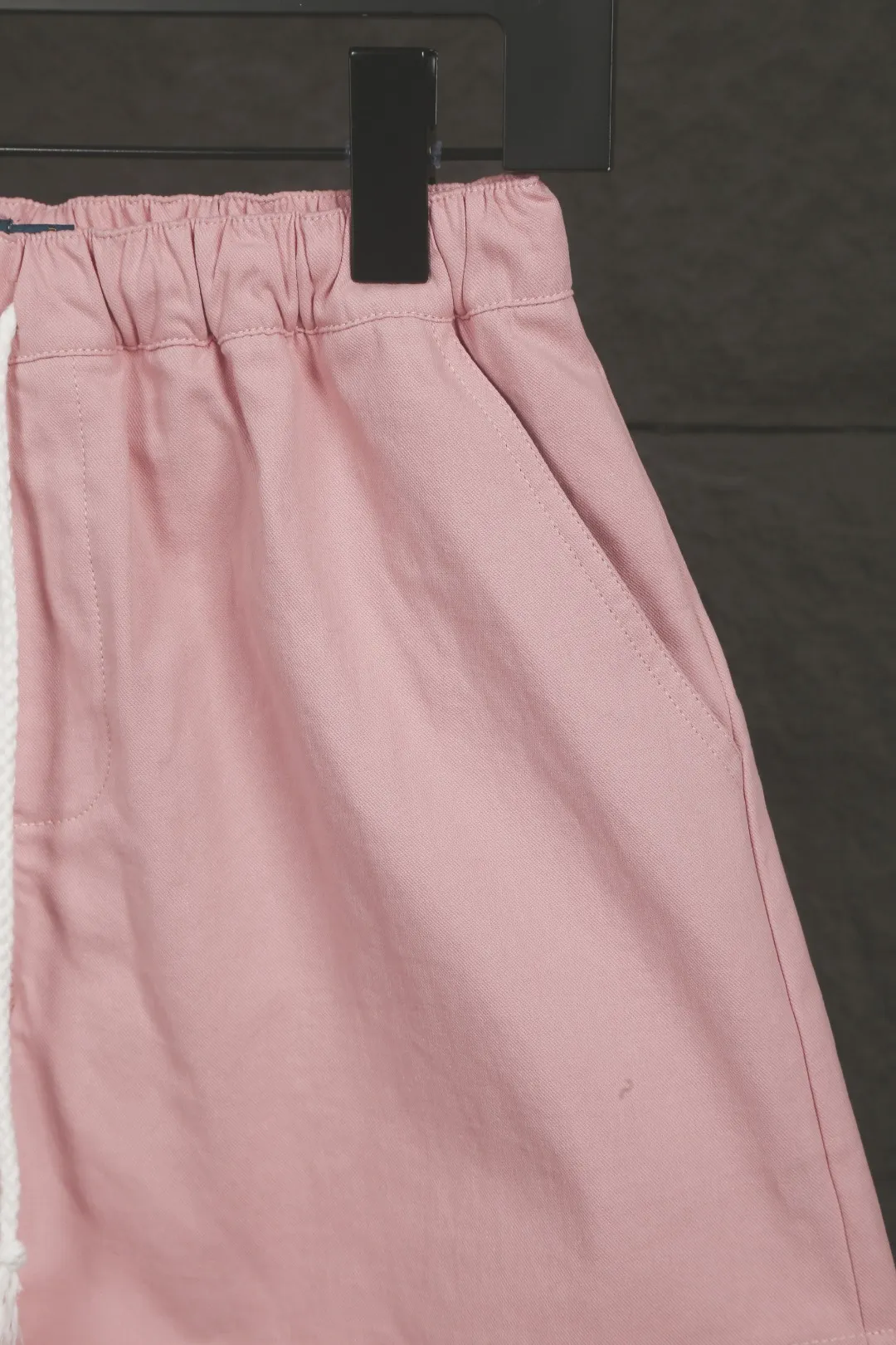 P146 Actual photo [Hot in summer] Style number: 25051# Color: Black/Navy/Khaki/Beige/Matte Pink Size: S to 100% restoration of workmanship, fake placket design with front waves, double stitched lines covering the independent waistband, 0.6 thread pressure for the whole garment ✅ - RL/women's classic drawstring cotton shorts, super long and wide-leg style, the upper body does not stick to the legs, breathable and cool, drawstring elastic waist, easy to wear and match, all shirts and short-sleeved suits are good-looking. If you like the lazy style, you must buy the refreshing commuting OOTD, practical and full, a must-have item for the summer wardrobe, clean and refreshing
